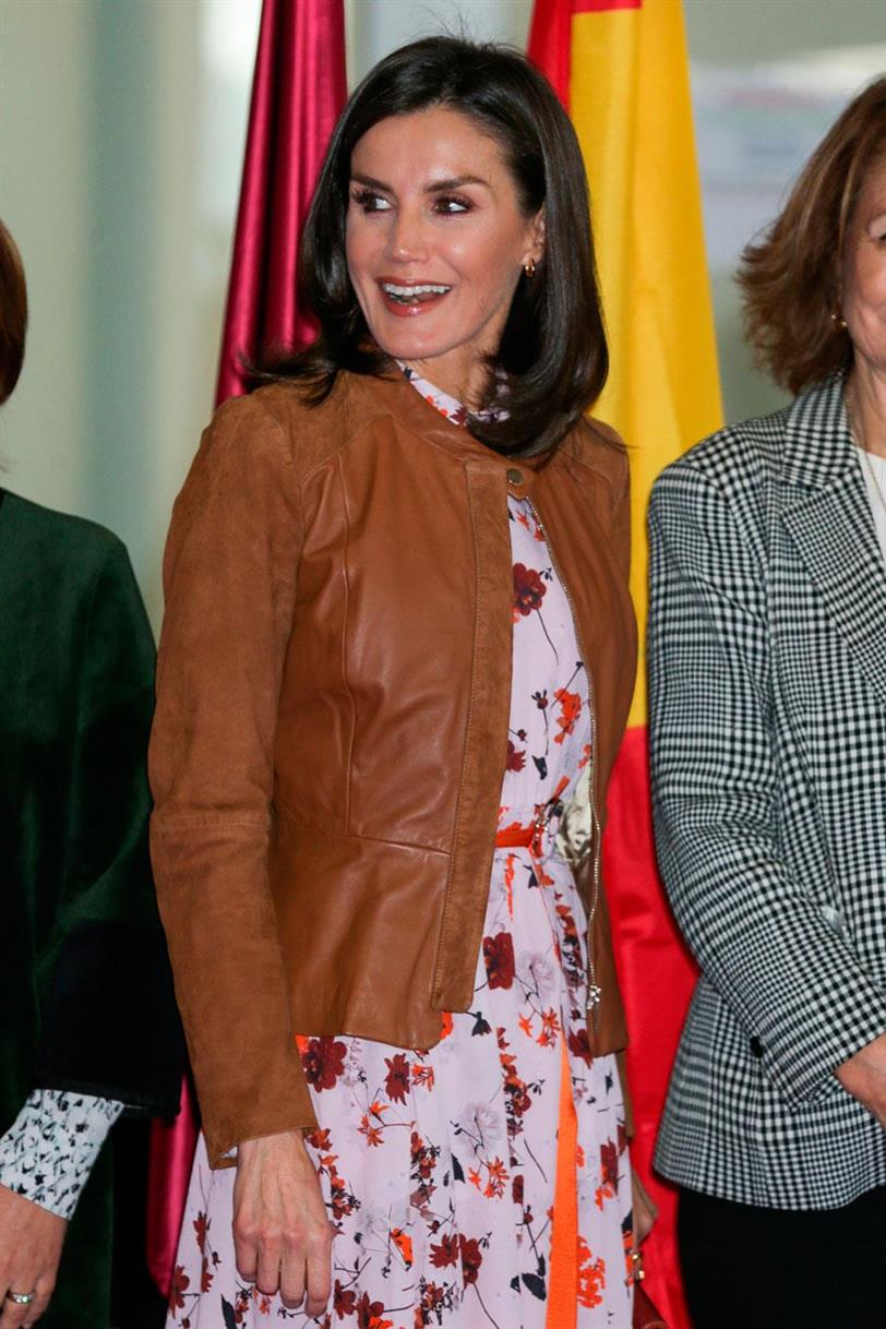 Letizia sabe cuál es la chaqueta perfecta para un vestido midi