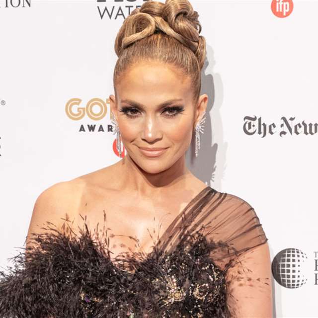Jennifer Lopez tiene el peinado de fiesta que NO te puedes hacer en casa (pero SÍ pedirlo en la 'pelu')