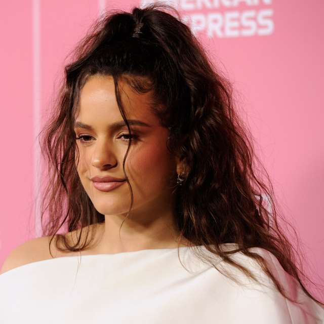 Rosalía se viste de novia para la alfombra roja de los Premios Billboard Women in Music