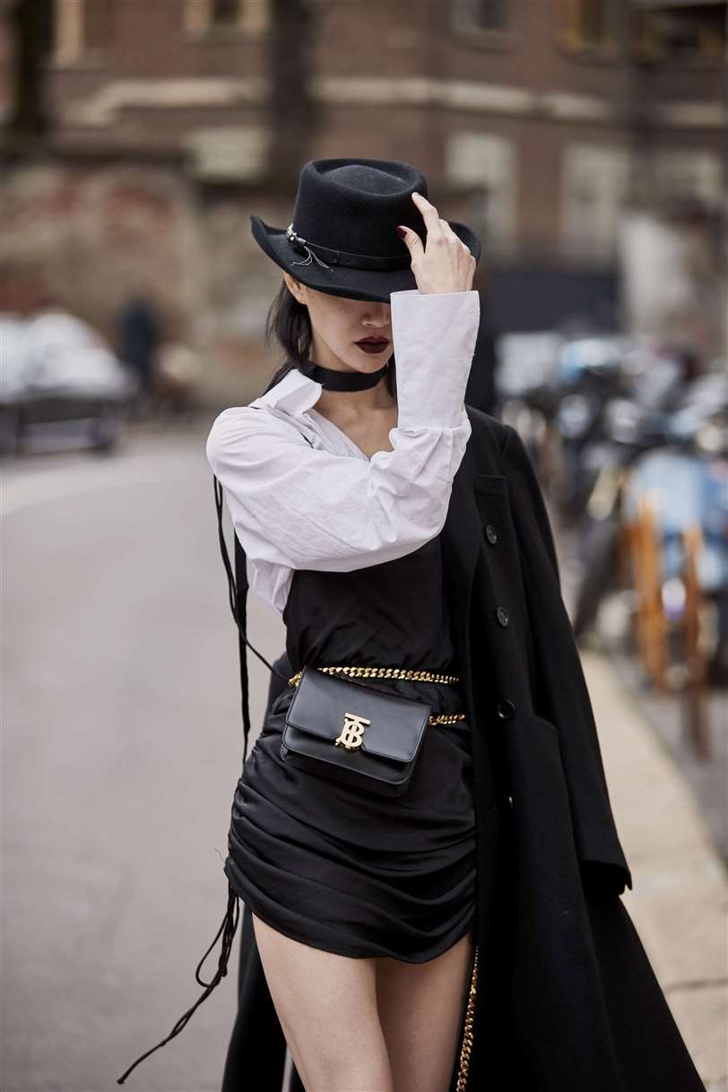 al revés giratorio Dónde Looks de Nochevieja 2019 con vestido negro de Zara, zapatos, bolsos y joyas