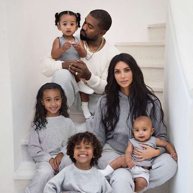 La postal navideña de la familia de Kim Kardashian también tiene Photoshop