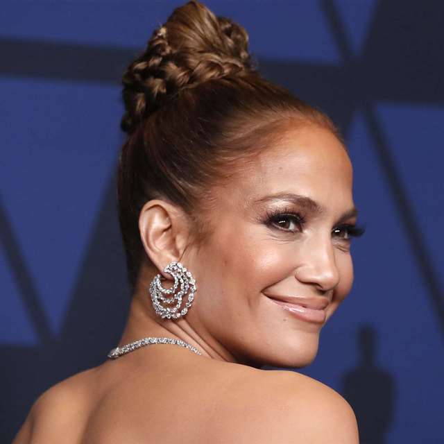 Jennifer Lopez se adelanta a la primavera con su vestido de flores más bonito