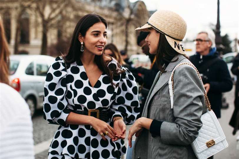 Chaquetas estilo blazer en el street style de Paris