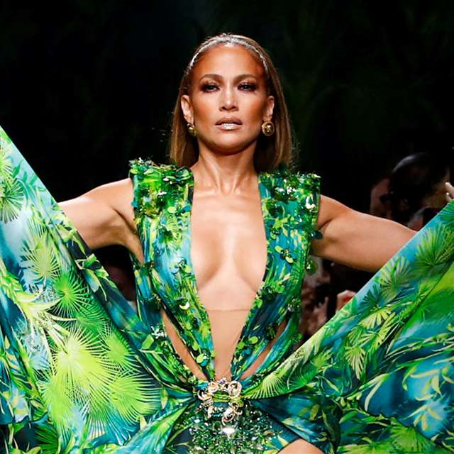 Jennifer Lopez rescata para Versace su icónico 'print' vegetal 