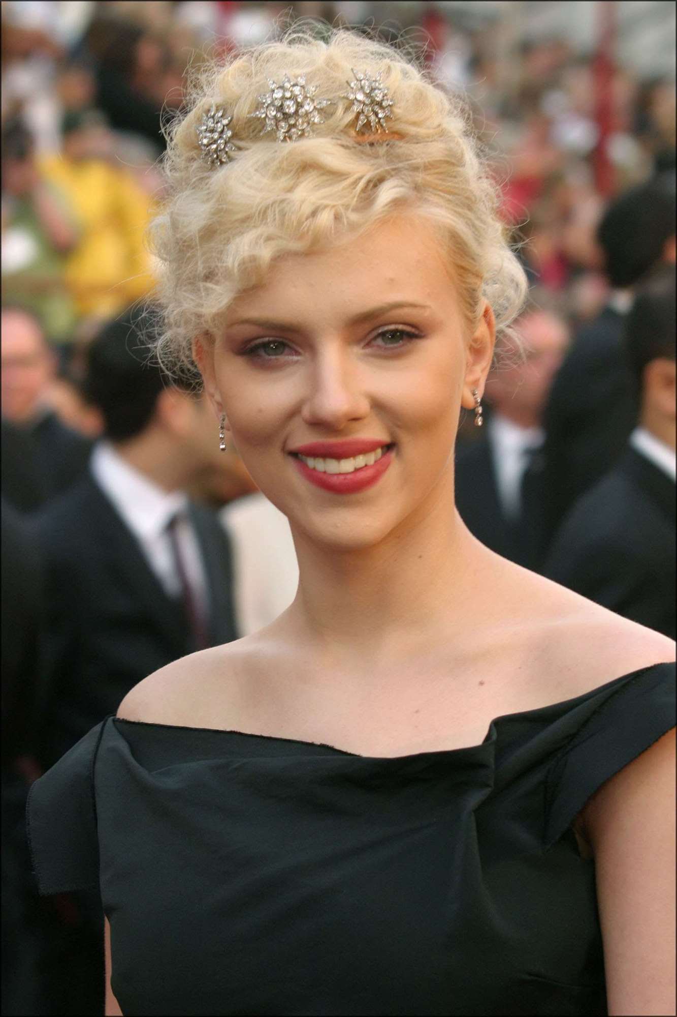 2005-roland-mouret. 2005: Scarlett Johansson en la alfombra roja de los Oscar