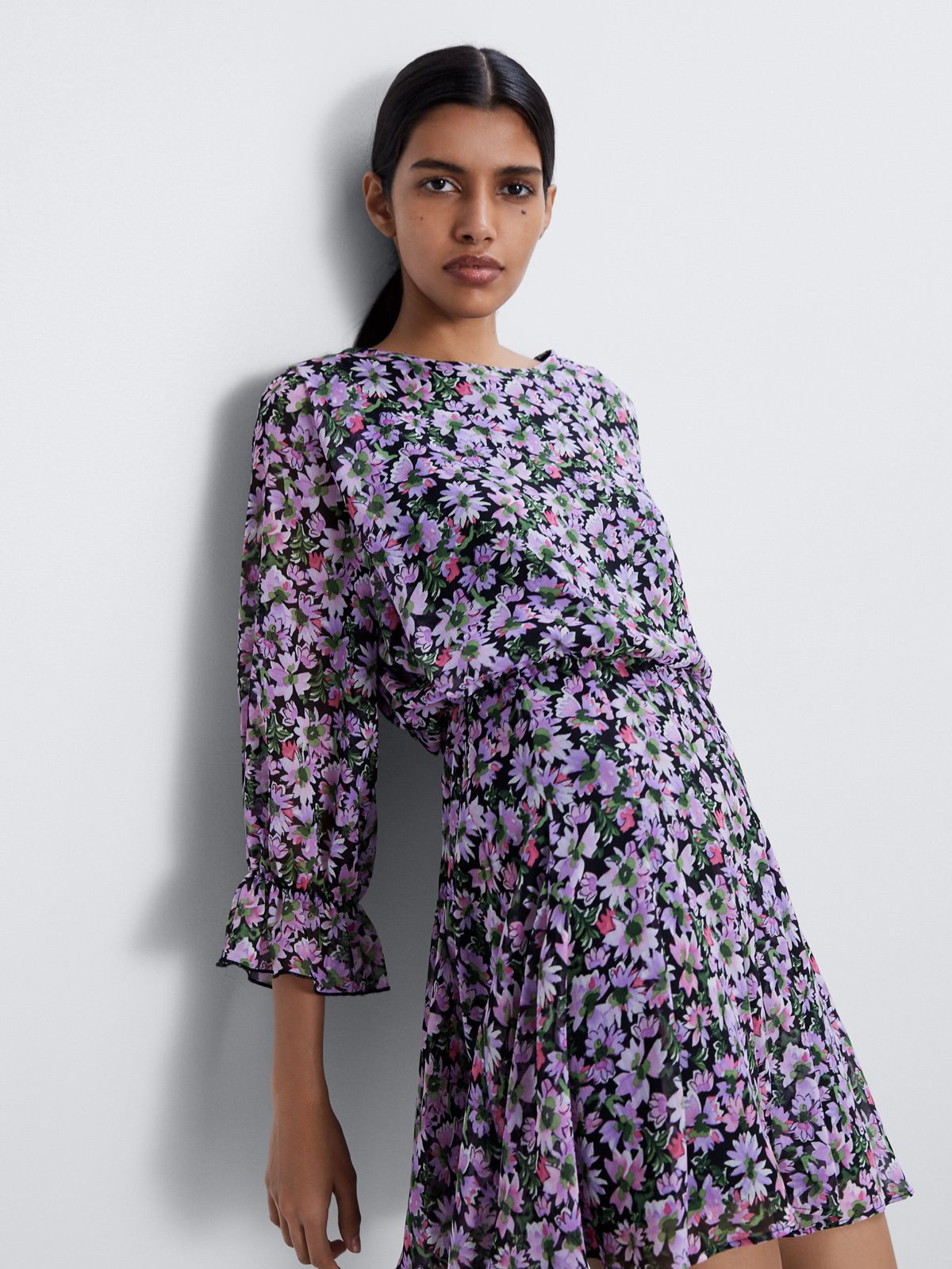 4-vestido-lila-flores-zara. Minivestido floral en tonos morados de Zara