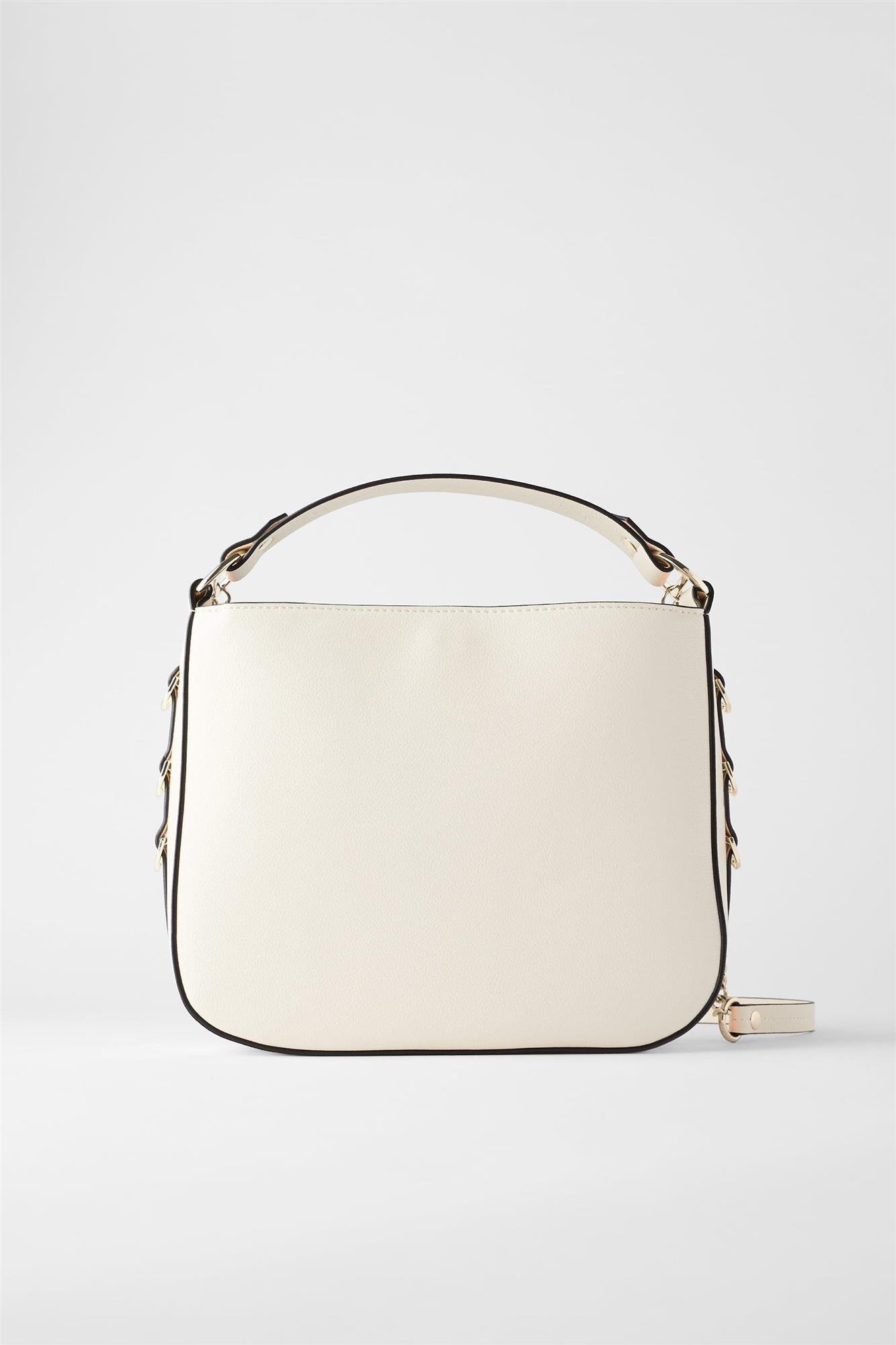 Bolso bandolera con detalles metálicos, de Zara