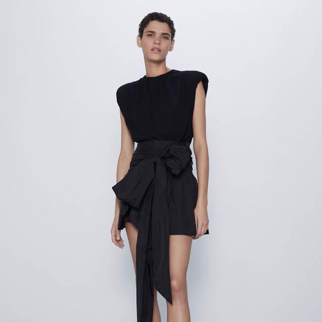 Esta falda de Zara de nueva colección parece de lujo, disimula tripa y alarga las piernas, ¡todo en uno!