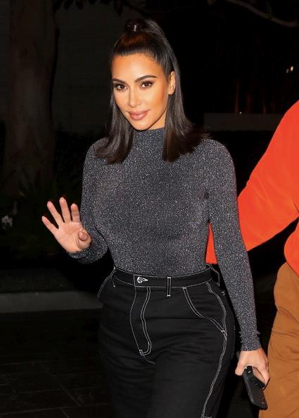 Kim Kardashian con semirecogido alto