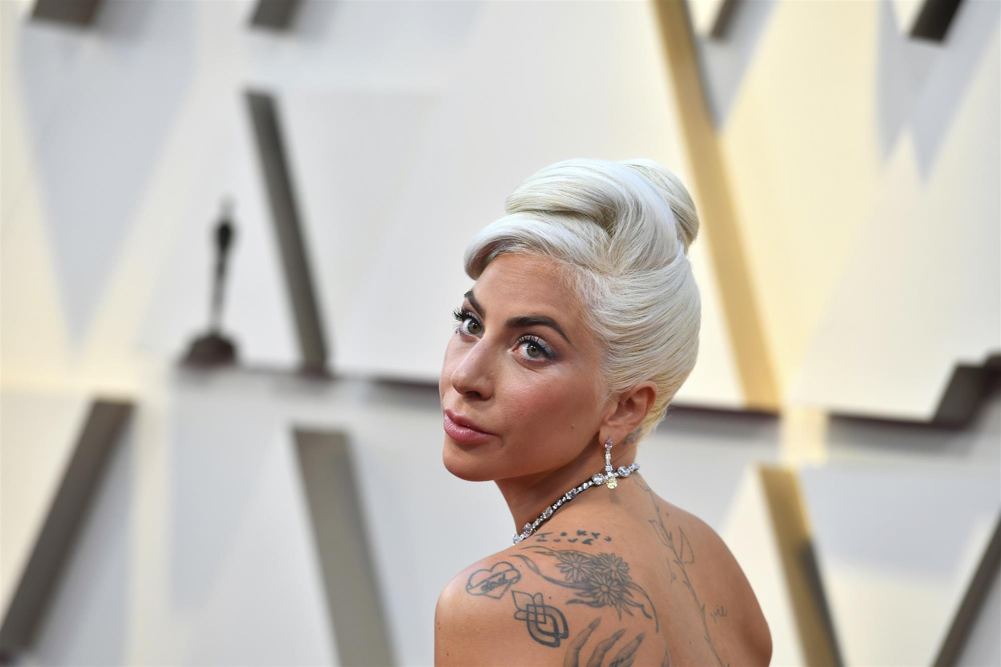 LadyGaga. Lady Gaga con una nueva versión del moño italiano