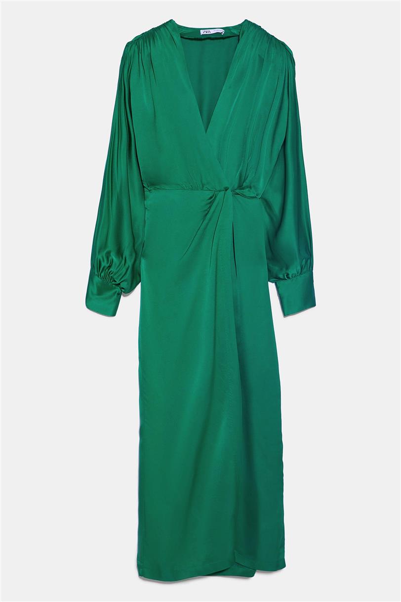 Vestido satinado en verde de Zara