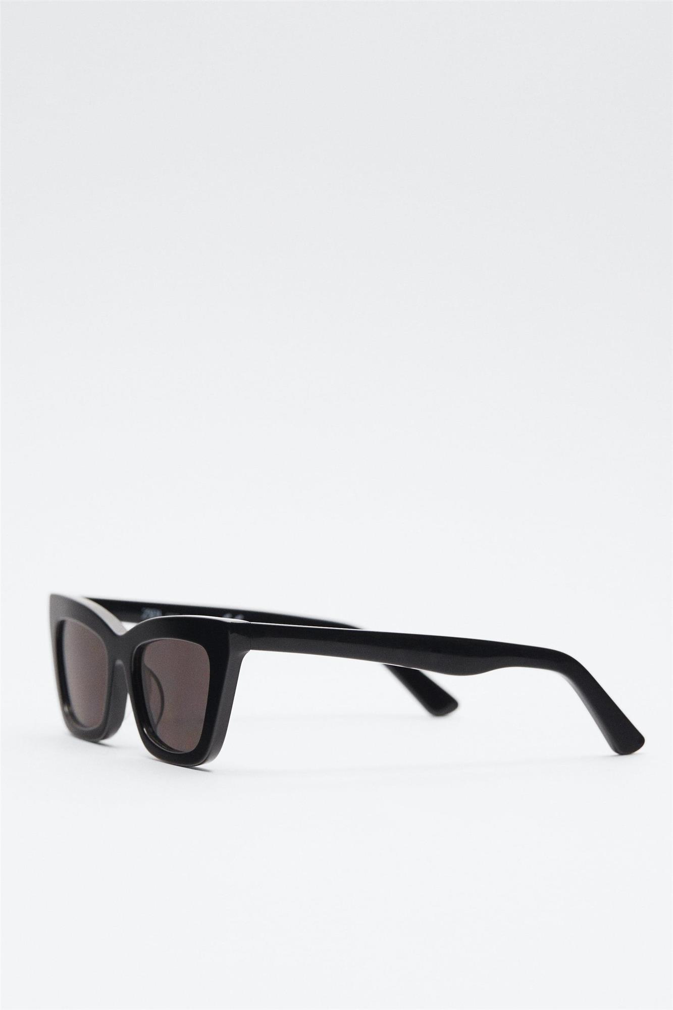 Gafas de sol cuadradas en negro, de Zara