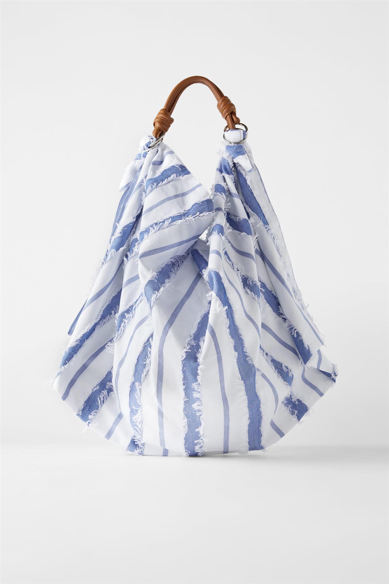 Bolsa de tela en blanco y azul con asas de cuero, de Zara