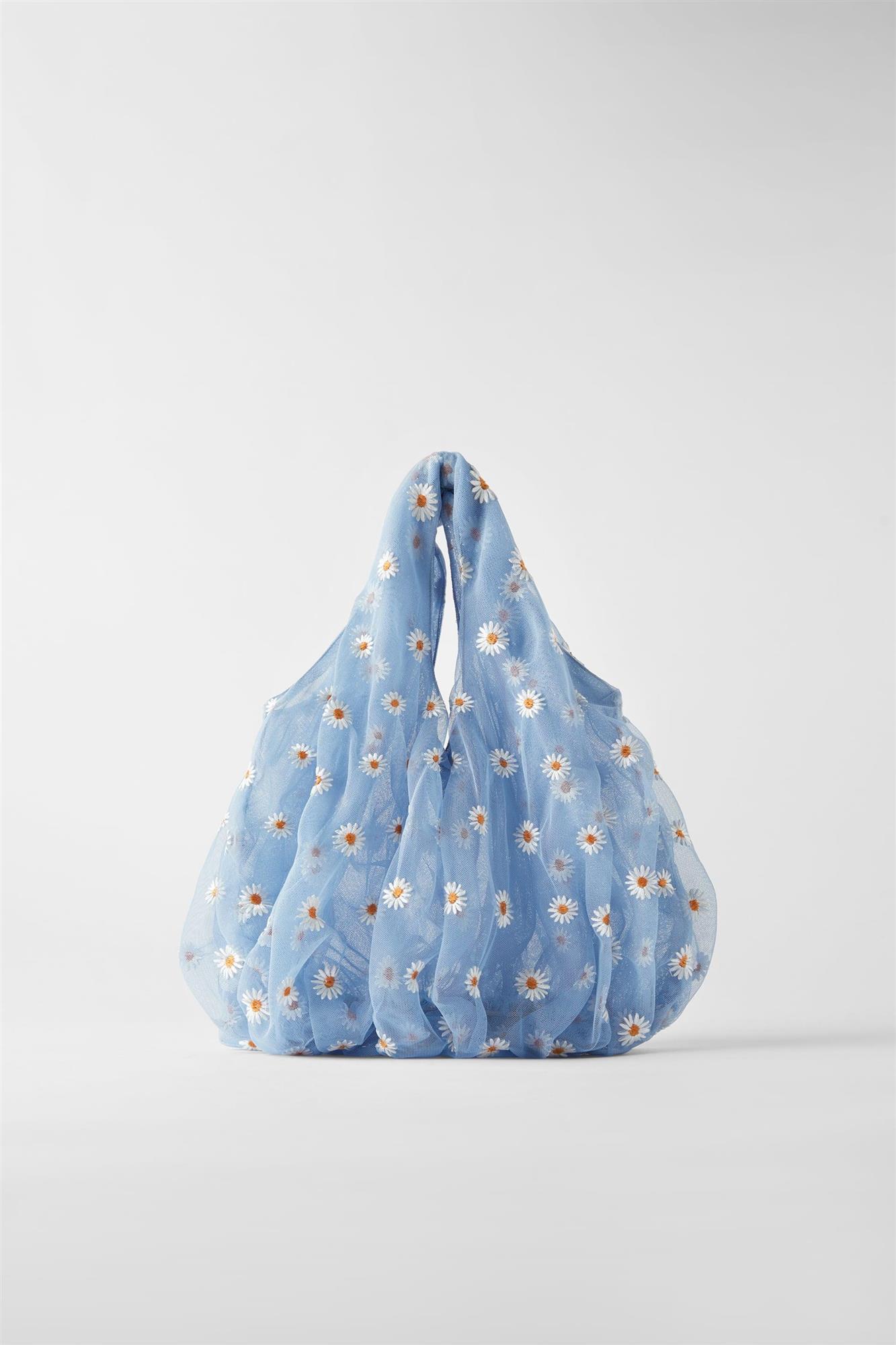 Bolso saca de tul con estampado floral en azul, de Zara