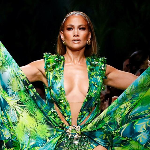 Jennifer Lopez sorprende con una nueva versión de su icónico vestido 'print jungle' de Versace
