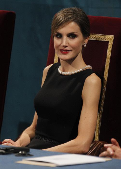 Letizia Ortiz con collar de perlas en los premios Princesa de Asturias en 2015