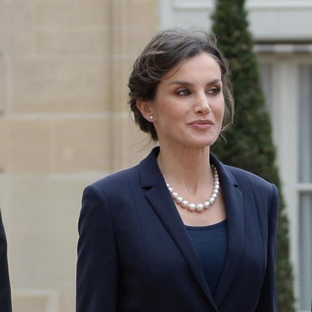 Letizia Ortiz recupera el collar más clásico en su visita a Francia