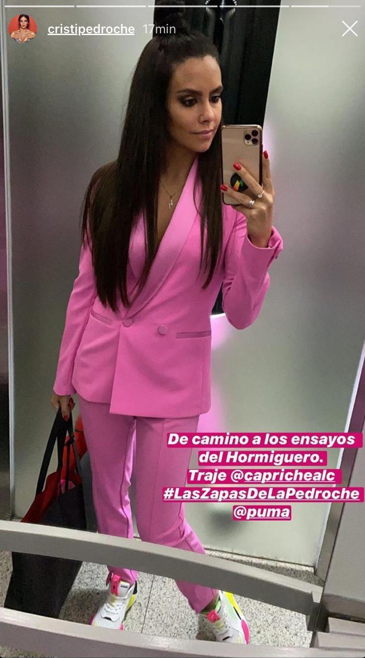 Cristina Pedroche con traje de chaqueta rosa y zapatillas puma