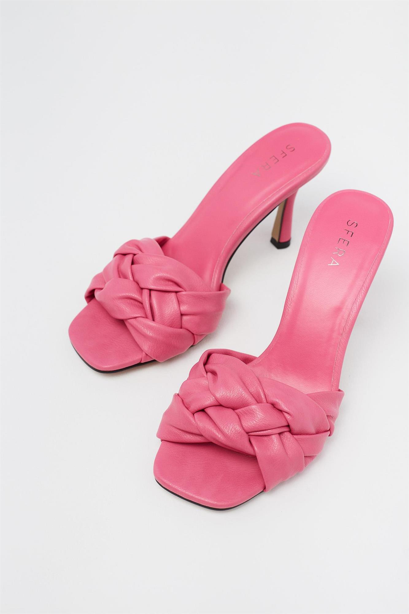 Sandalias de tacón trenzada en rosa de Sfera