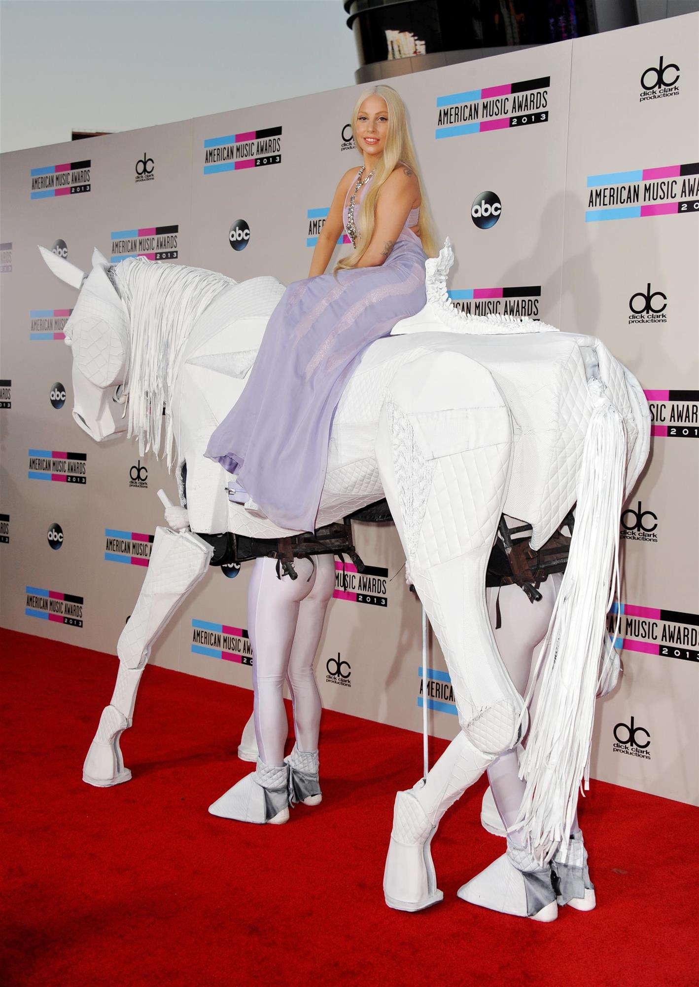 A lomos de un caballo en una entrega de premios, Lady Gaga