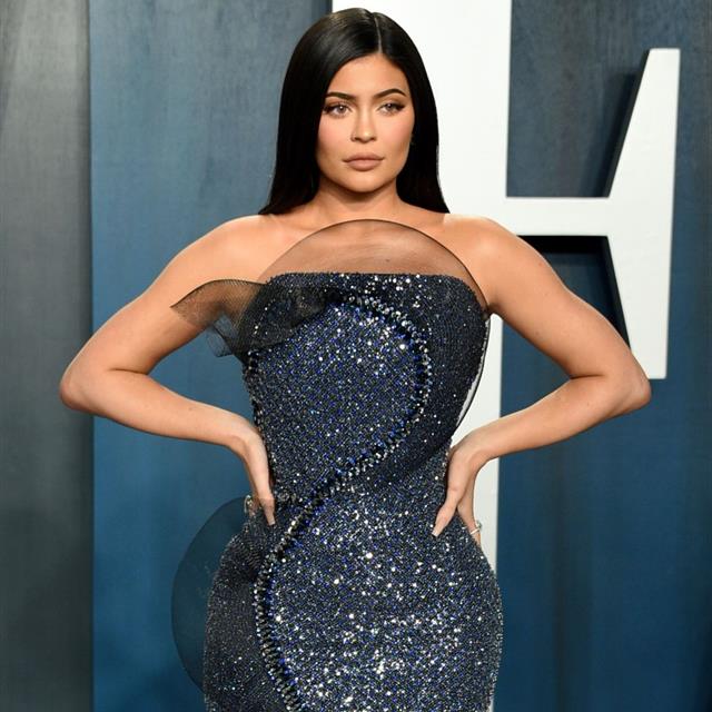 Kylie Jenner abandona las extensiones, las uñas y las pestañas postizas