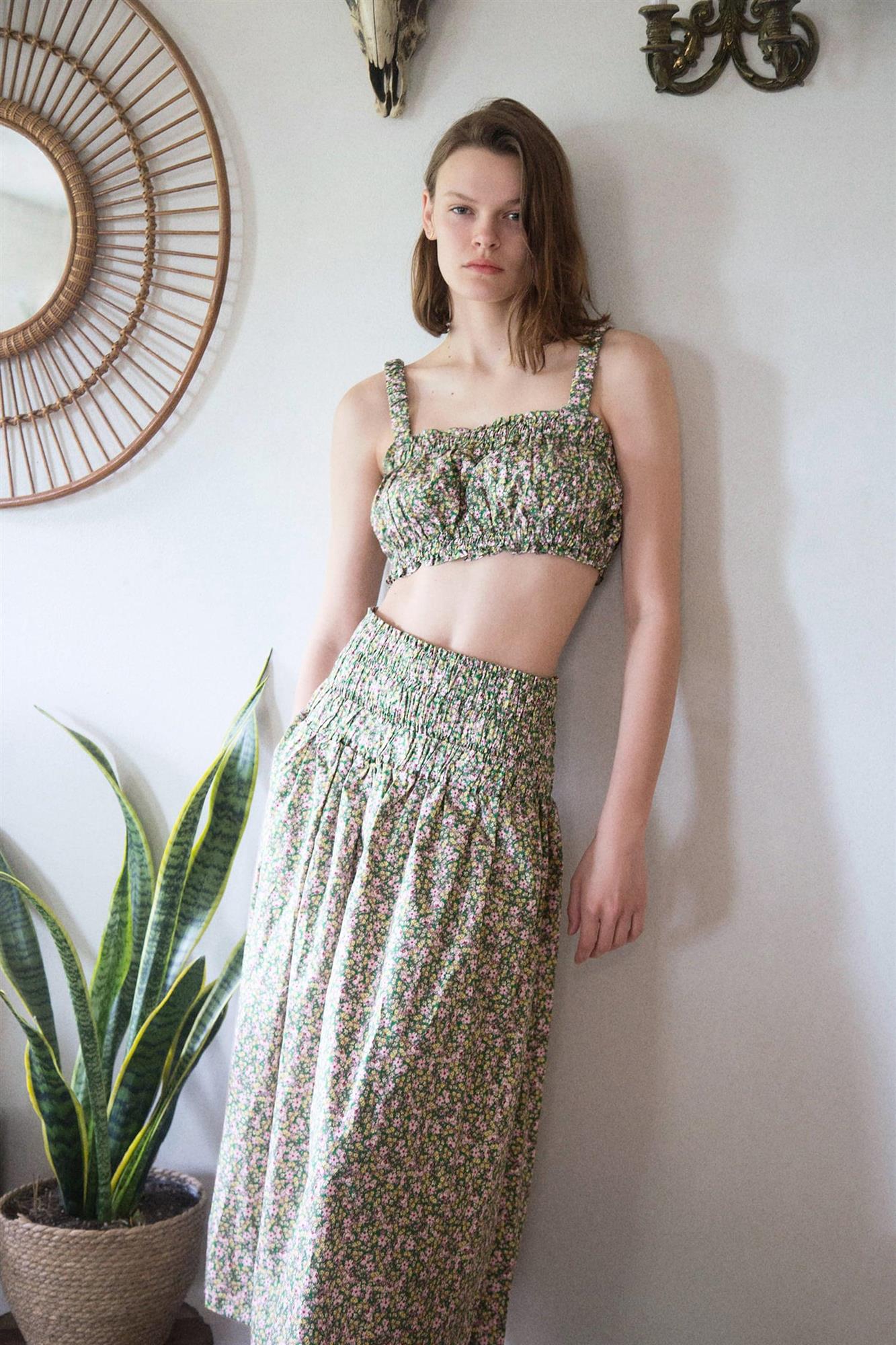 Conjunto de top y falda midi con estampado floral de zara