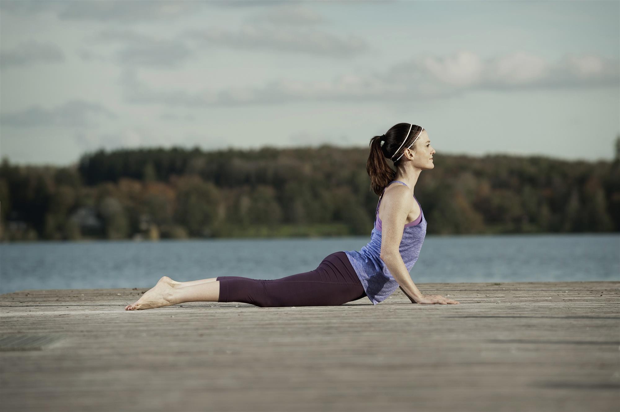 Postura de yoga para aliviar el dolor espalda. La cobra