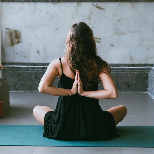 6 posturas (fáciles) de yoga para aliviar el dolor de espalda