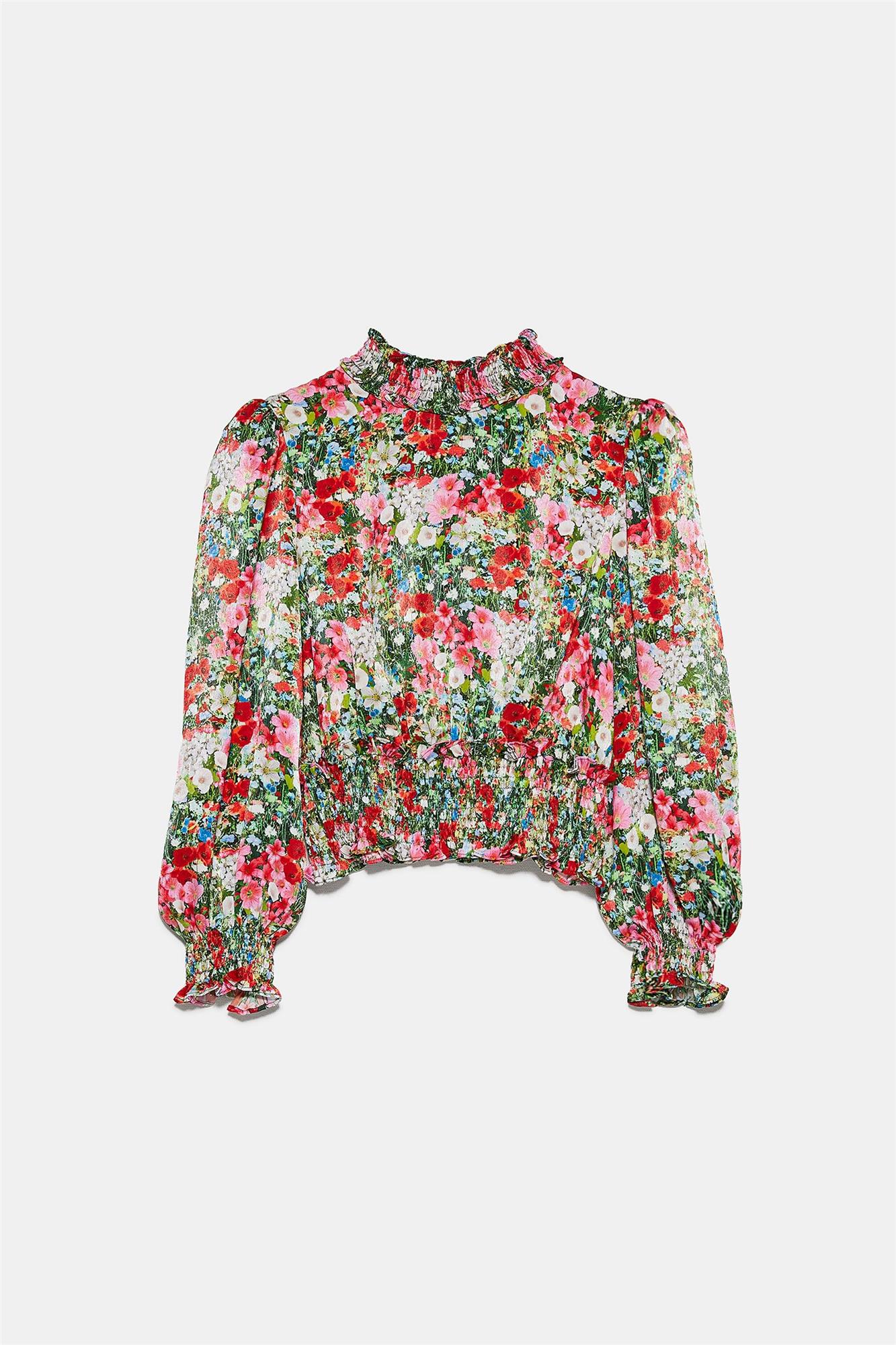 Blusa con estampado floral, Zara. 