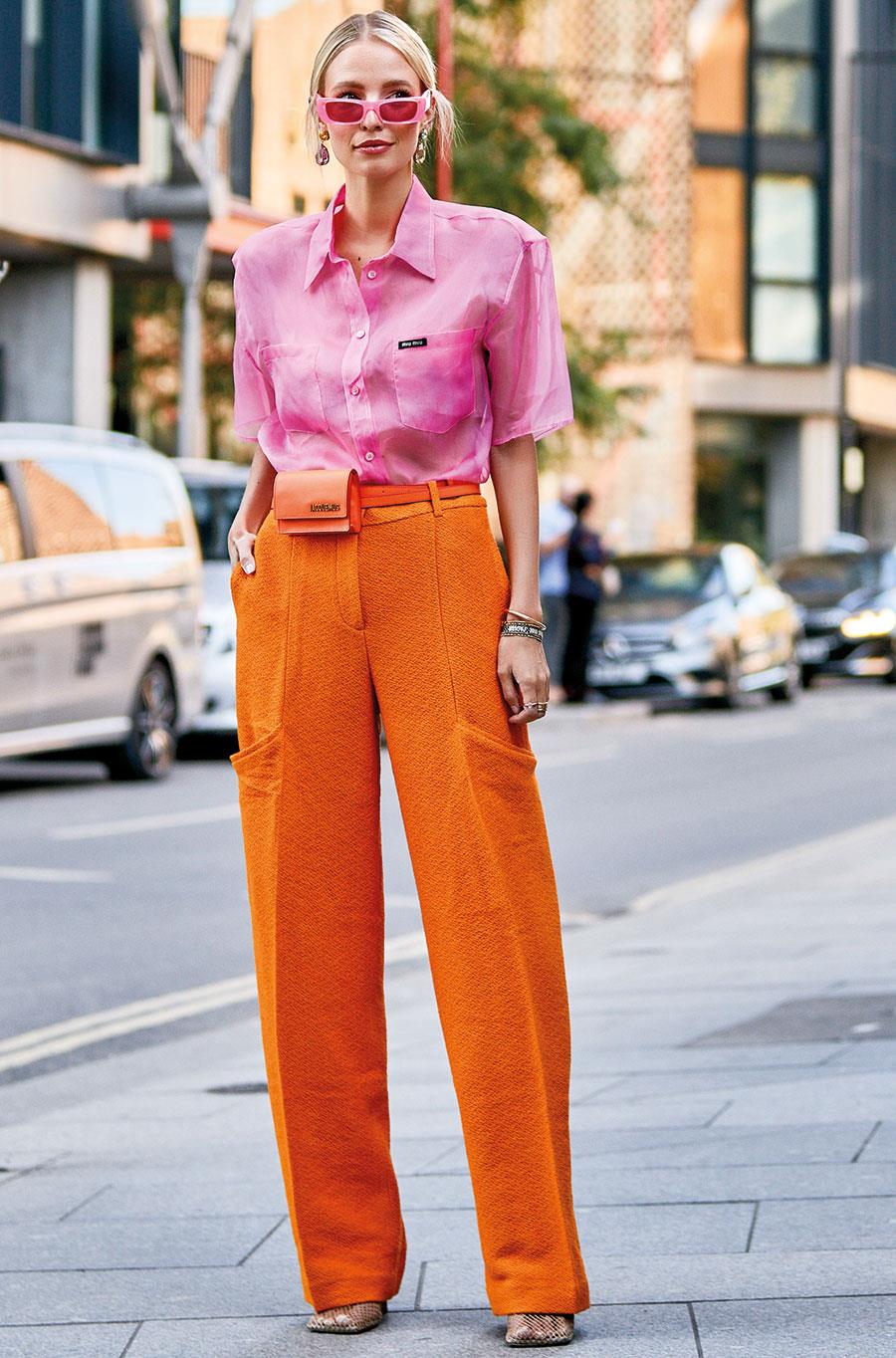 Pantalones naranja, rosa o amarillo con un top verde