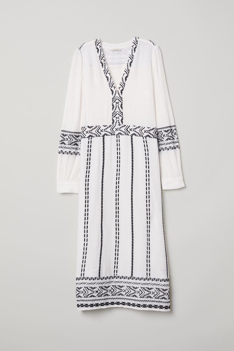 Vestido bordado largo en blanco y azul de H&M