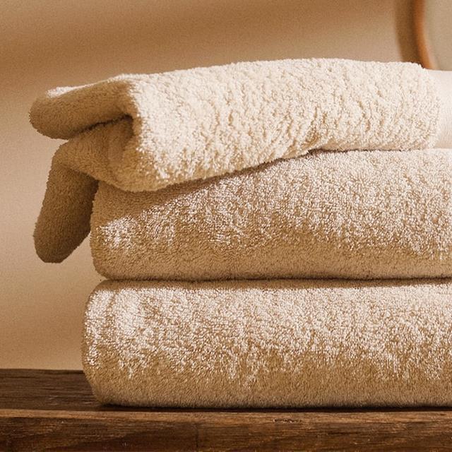 Ahora puedes personalizar tus toallas y albornoces con tus iniciales gracias a Zara Home
