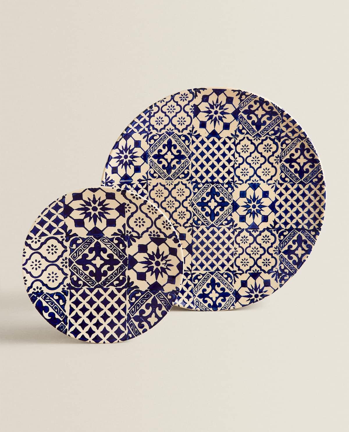 Platos decorativos con estampado en azul 