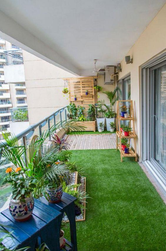 Los mejores jardines en balcones. Césped artificial