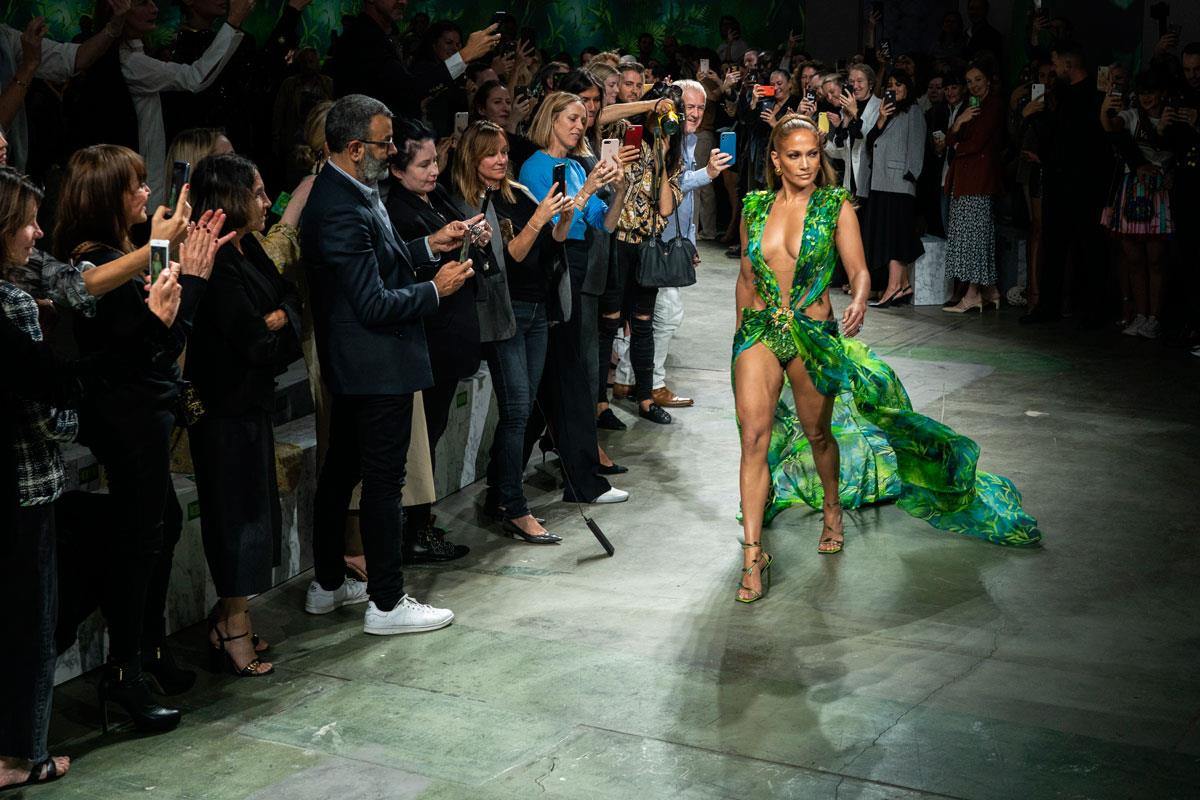 Jennifer Lopez en el desfile de Versace primavera-verano 2020 / Imaxtree