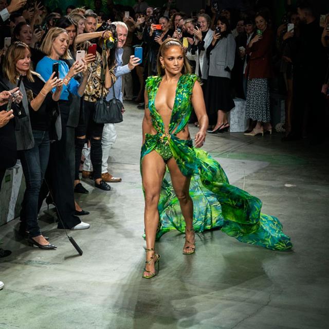 Zara versiona el vestido icono de Jennifer Lopez y es perfecto para mujeres de 50 años