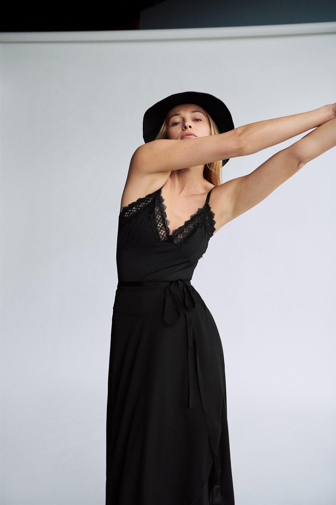 Falda pareo en color negro de Zara