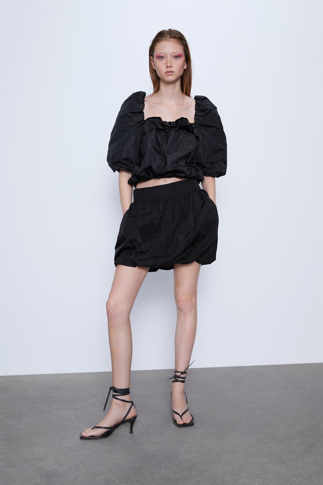 7385162800 1 1 1. Minifalda abullonada en color negro de Zara