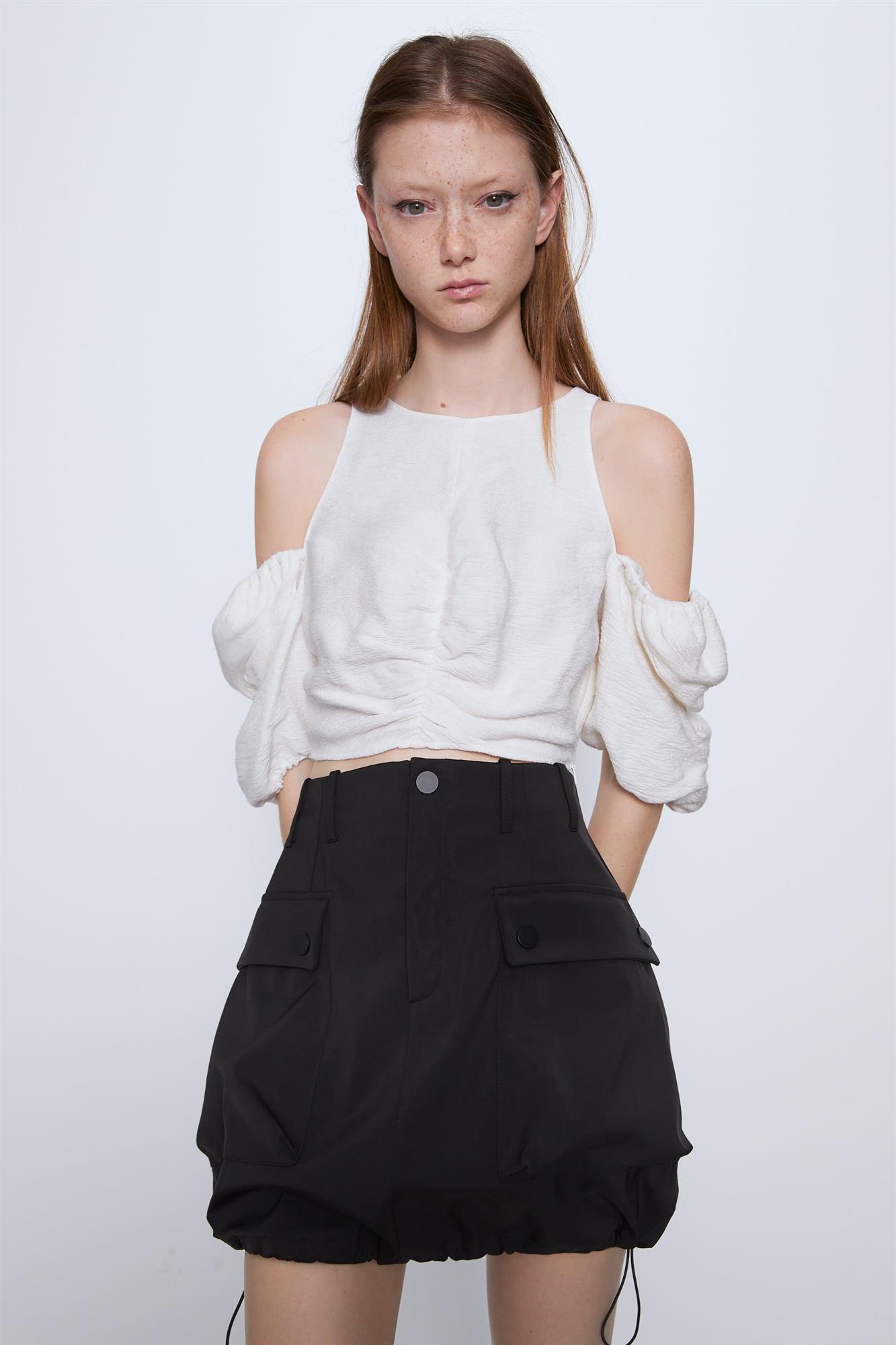 4432157800 2 1 1. Minifalda con bolsillos en color negro de Zara
