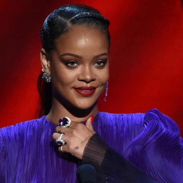 Rihanna tiene un vestido tie-dye viral para luchar contra la discriminación racial
