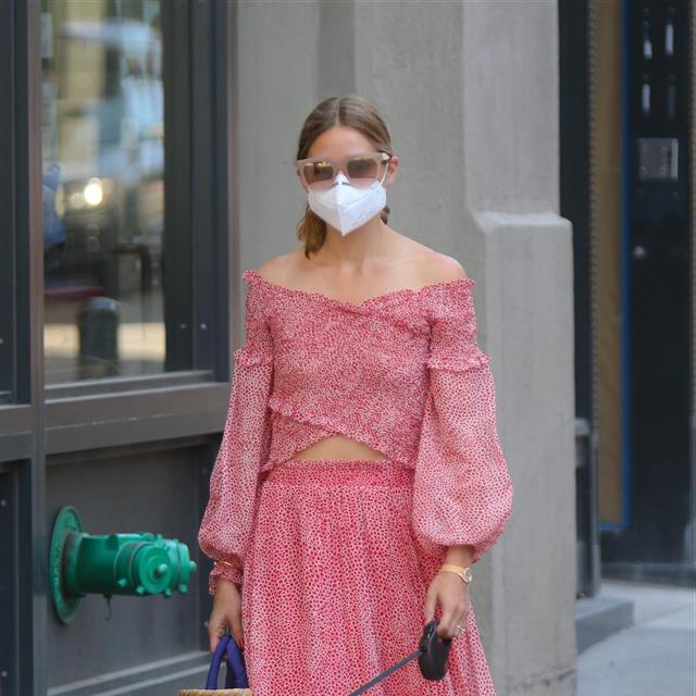 Olivia Palermo estrena 'look' de verano con la alternativa perfecta a las sandalias que desearás llevar