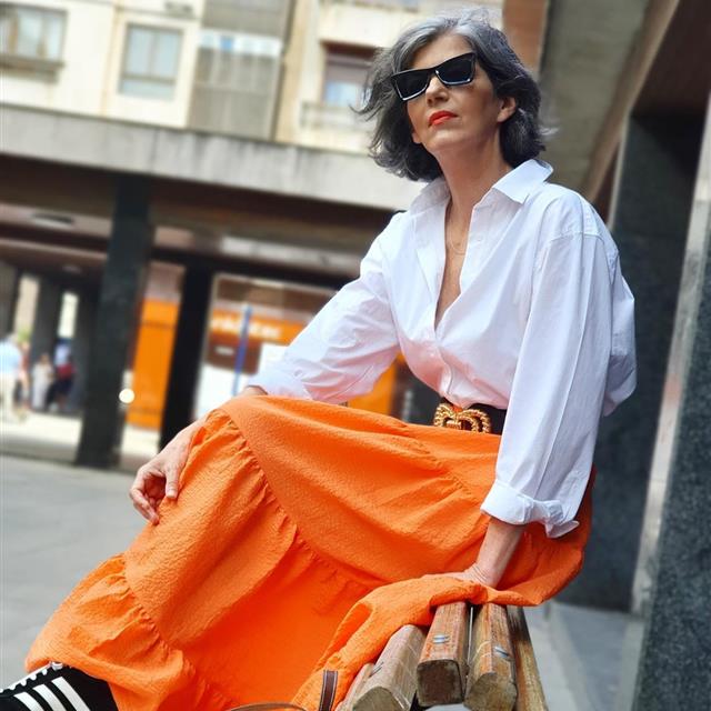 El truco de influencer para conseguir 'lookazo' casual a los 50 años (con blusa de Zara y falda de H&M)