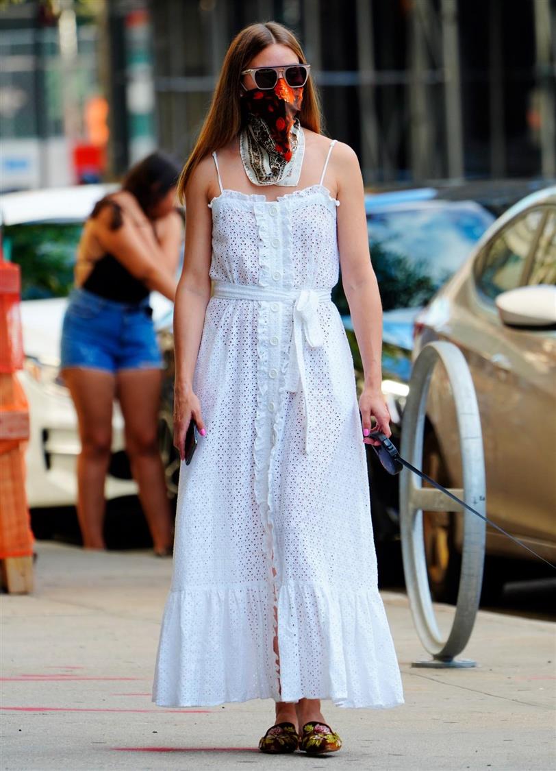 Olivia Palermo con un vestido blanco troquelado