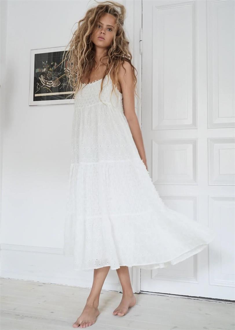 Vestido blanco troquelado de Zara