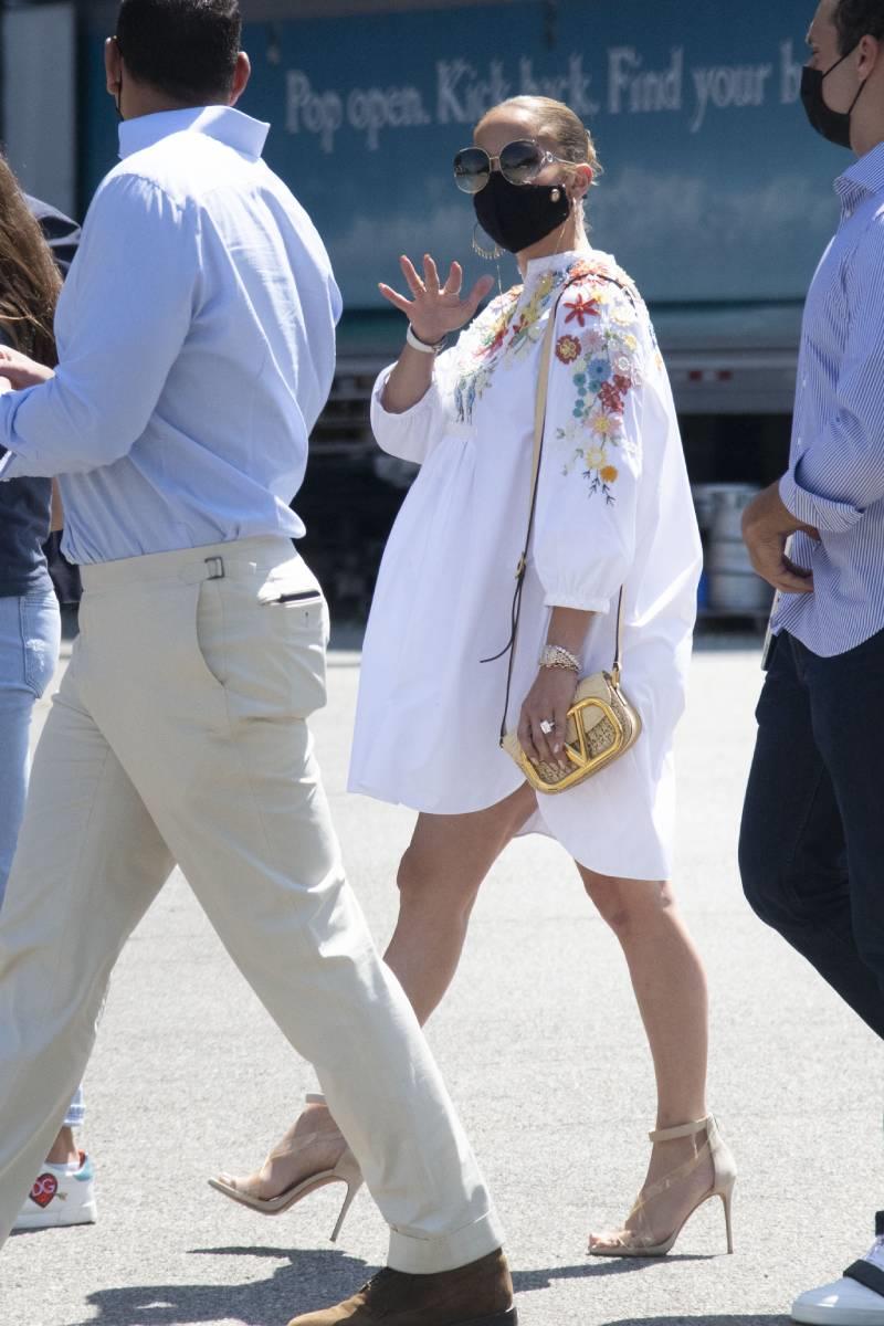 Así combina Jennifer Lopez su vestido blanco bordado