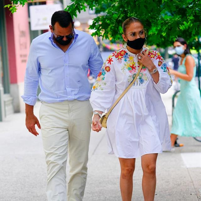 Jennifer Lopez lo confirma: estos vestidos blancos bordados serán la única tendencia que importe en agosto