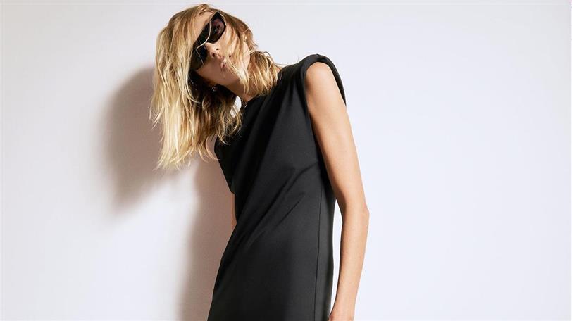 Zara por un vestido negro con hombreras, la nueva viral