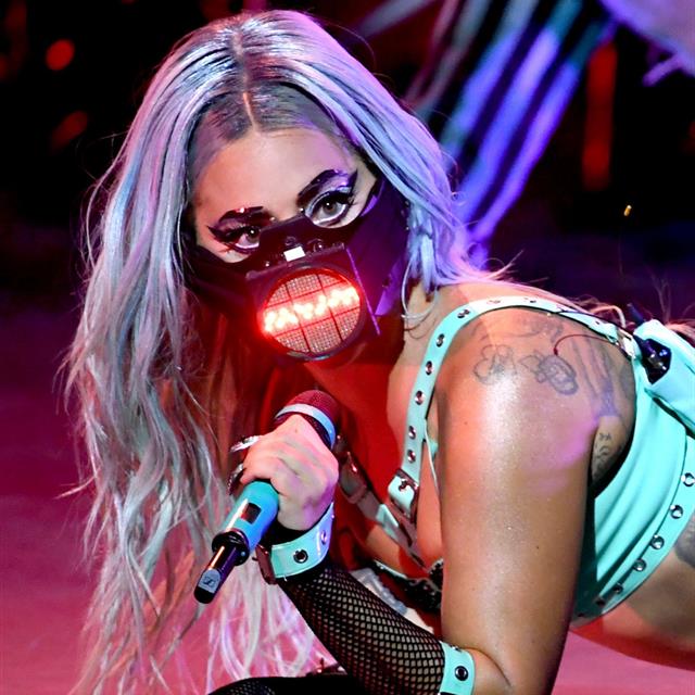 Lady Gaga hace suyos los Premios MTV VMA 2020 con sus 6 looks combinados con mascarilla