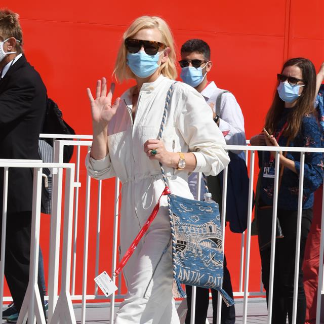 Hasta otoño querrás llevar el mono blanco con zapas que ha estrenado Cate Blanchett en Venecia