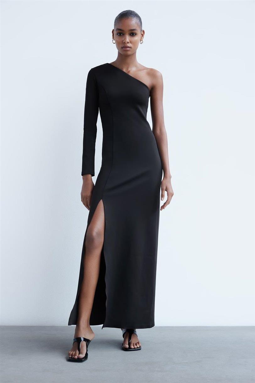 Frida Aasen con un vestido negro asimétrico que podemos encontrar en Zara